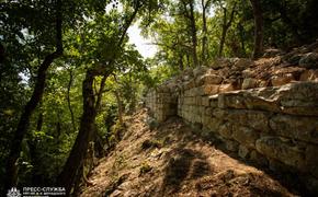 Российские археологи исследуют главную линию обороны Мангупа