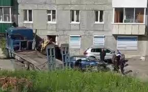 В Свердловской области трал груженый асфальтоукладчиком врезался в жилой дом