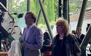 Пугачева в шортах с мужем-иноагентом Галкиным пришли на концерт в Юрмале, организованный Вайкуле