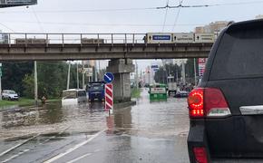 В Екатеринбурге из-за коммунальной аварии  затопило транспортную артерию нескольких районов