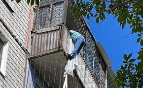 В Хабаровске сотрудники МЧС спасли повисшую на балконе горожанку