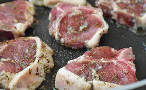 Для поддержания работы сердца специалисты советуют употреблять красное мясо