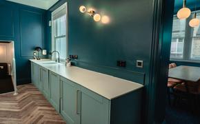 Дизайнер интерьеров Талат: синий цвет стен в кухне может помочь похудеть