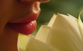 Психолог Алексеева рассказала, почему девушки любят накачивать губы