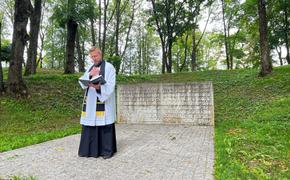 В Эстонии снесли памятник красным стрелкам