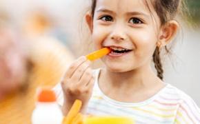 Психолог Леонова рассказала, как отучить ребенка от вредной еды