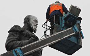 В Иркутске в рамках подготовки к зиме моют памятники и арт-объекты