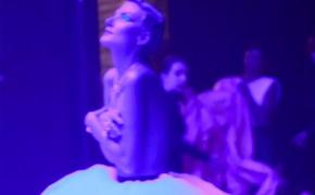 Рената Литвинова прошлась по рижской сцене с обнаженной грудью
