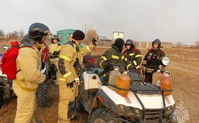 Пожарные тушат пал сухой травы на острове Большой Уссурийский в Хабаровске
