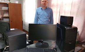Депутат ЗСК передал администрации Новопетровского сельпо компьютерную технику