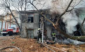 В Хабаровске пожарные спасли двух жителей деревянного дома