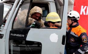 В Хабаровске водителю грузовика понадобилась помощь спасателей МЧС