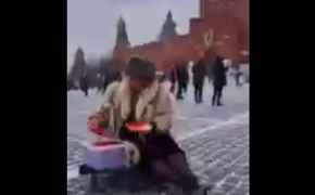 Девушка дегустировала на Красной площади 14 кг хабаровской красной икры