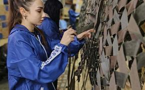 Кубанские молодогвардейцы активно плетут маскировочные сети в зоны СВО