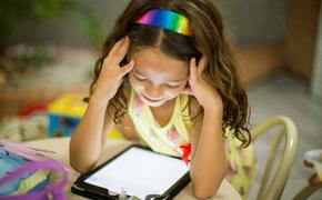 Психолог Дугенцова: Отбирать смартфоны у детей непедагогично