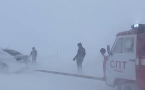 В Челябинской области сотрудники МЧС сражаются со снежной стихией