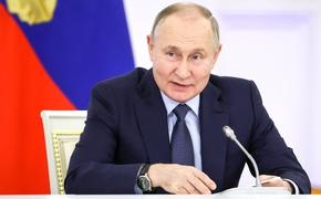 Путин: для привлечения мужчин к работе учителями в школах надо повышать зарплату