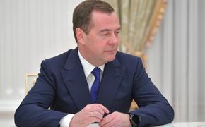 Медведев пошутил, что в 2024 году власть в Японии захватит Годзилла