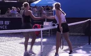 Российская и украинская теннисистки пожали руки после матча в Австралии