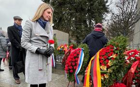 Дипломаты ФРГ, Британии и США возложили цветы на Пискаревском кладбище