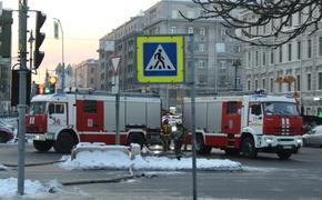 В Петербурге спасатели эвакуировали трех человек из-за пожара на Будапештской 