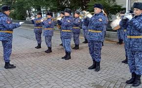 Поезд «Симферополь-Москва» проводили маршем проводов на войну