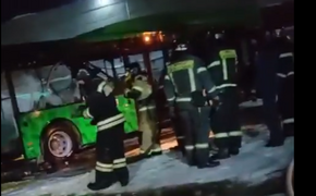 Новый зеленый автобус вспыхнул ночью в Челябинске