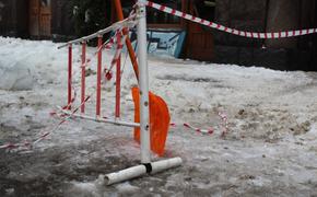 В Архангельске дорогу и тротуары затопило из-за коммунальной аварии 