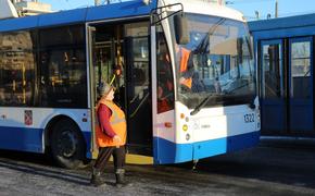 Брошенные автомобили и фура заблокировали проезд троллейбусам в Петрозаводске