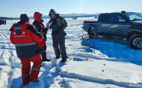 В Хабаровском крае рыбаки форсировали огромный разлом льда