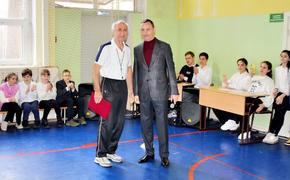 Виктор Тепляков наградил Благодарственным письмом заслуженного учителя Кубани