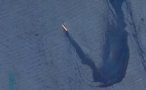 Подбитое грузовое судно, брошенное в Аденском заливе, начало тонуть
