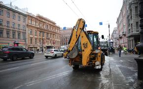 Петербургские коммунальщики придумали колоть лед и убирать воду трактором