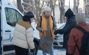 В Челябинске сотрудники благотворительного фонда накормили нуждающихся