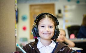Сурдолог Пожарская: Дети теряют слух, когда слушают музыку в наушниках