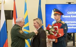 Генерал Горемыкин наградил волонтеров, помогающих фронту  