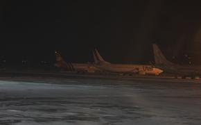 Спецгрузовик повредил крыло самолета в Пулково