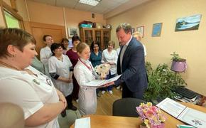 Депутат ЗСК Станислав Гринев поздравил медиков с 8 Марта