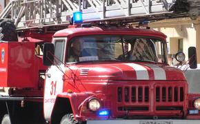 Спасатели продолжают тушить пожар на складе под Петербургом
