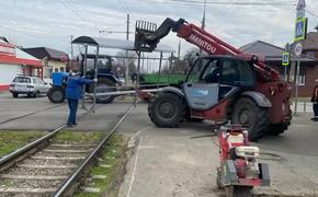 В столице Кубани обновили асфальт около трамвайной остановки