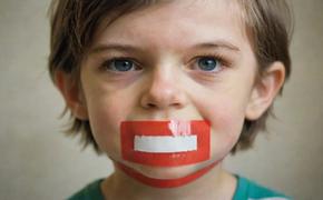 Воспитателей д/с предупредили – больше заклеивать рты малышам нельзя