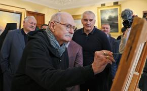 Михалков с кисточкой в руках открыл галерею Айвазовского