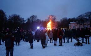  Петербуржцы празднуют Масленицу в разных районах города