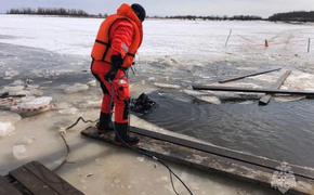 В Хабаровском крае водолазы достали тело утонувшего вместе с машиной человека