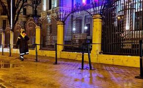  Латвийцы несут свечи к Посольству РФ в Риге