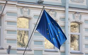 Флаг России и Евросоюза обвязали черной лентой в центре Петербурга