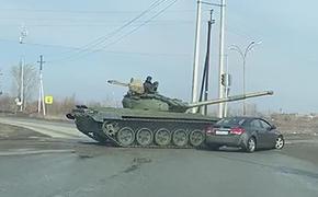 В Нижнем Тагиле танк выступил в роли ГИБДД