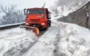 Стоя по колено в снегу, крымские дорожники ждут тепла