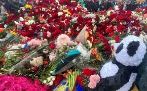 Послы США, стран ЕС, Африки приехали к «Крокусу» почтить память жертв теракта
