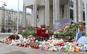 Петербуржцы возложили цветы у здания РНБ на девятый день трагедии в «Крокусе»